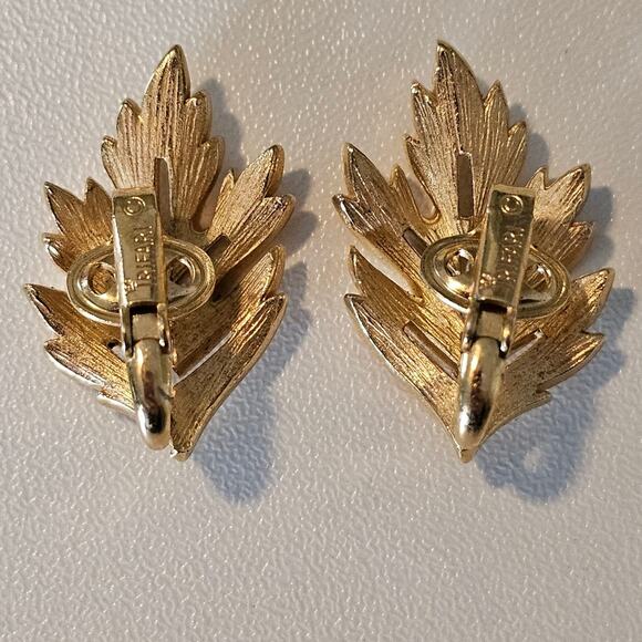 Crown Trifari Gold Tone Leaf Clip On Earrings - Picture 2 of 7